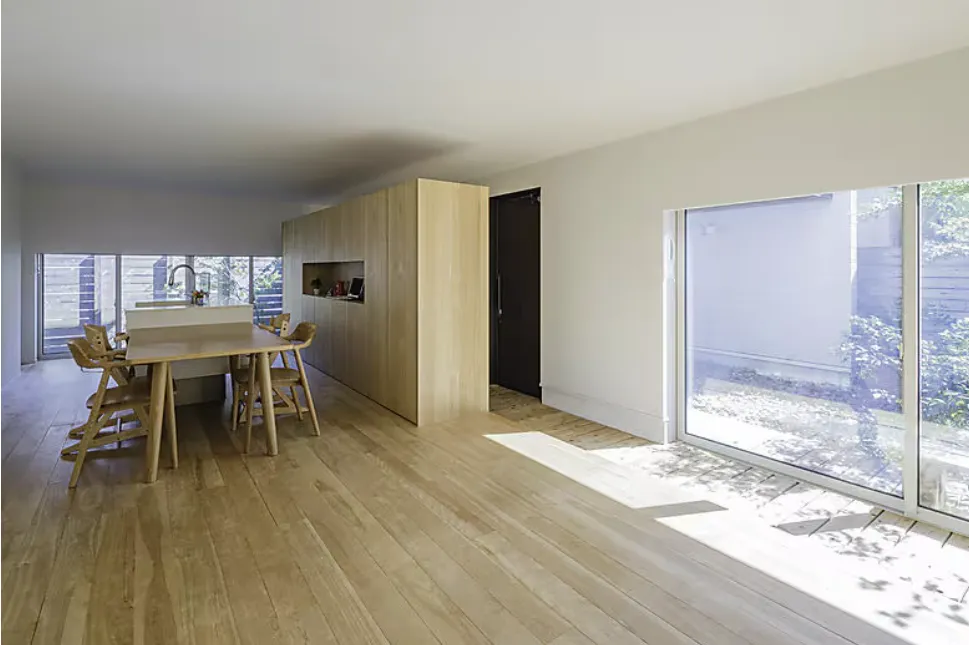 多彩な植物に彩られ街に馴染むシルエット シンプルで心地よい家族の住まい