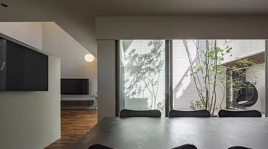 中庭から内に広がる美と光が共鳴し合うコートハウス