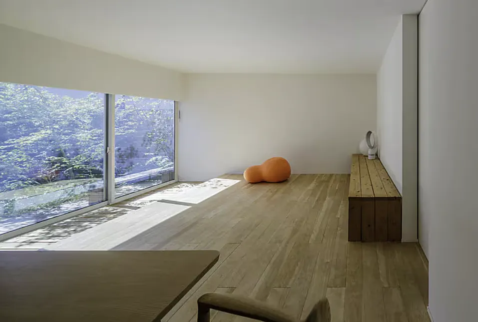 多彩な植物に彩られ街に馴染むシルエット シンプルで心地よい家族の住まい