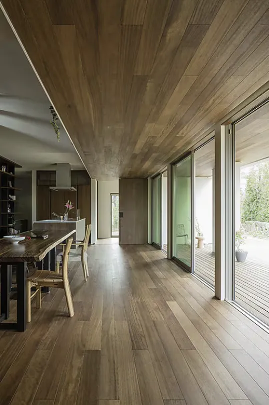 豊かな自然に包まれ、本の森を巡る。