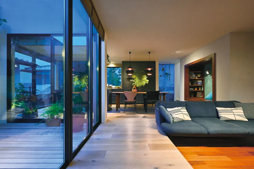 中庭とフラットにつながるLDK