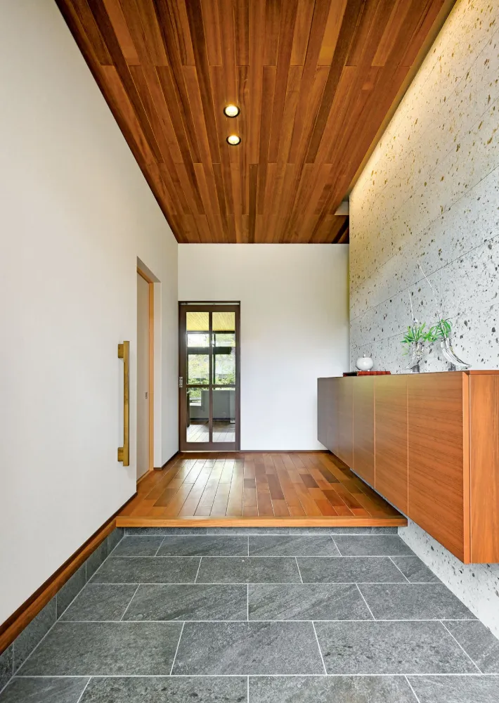 重厚感のある玄関