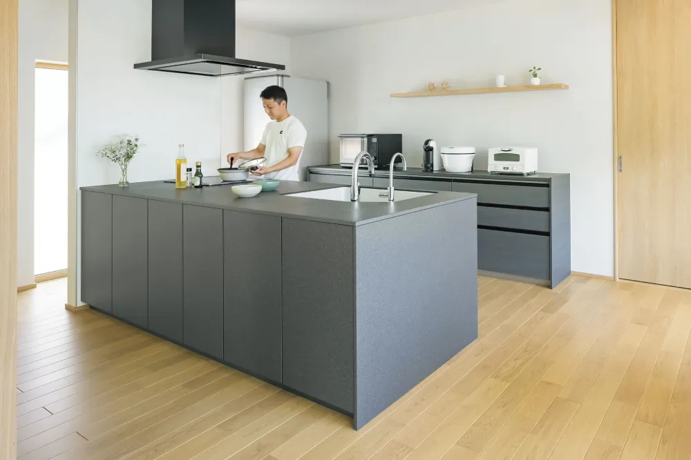 回遊できるペニンシュラ型のキッチン