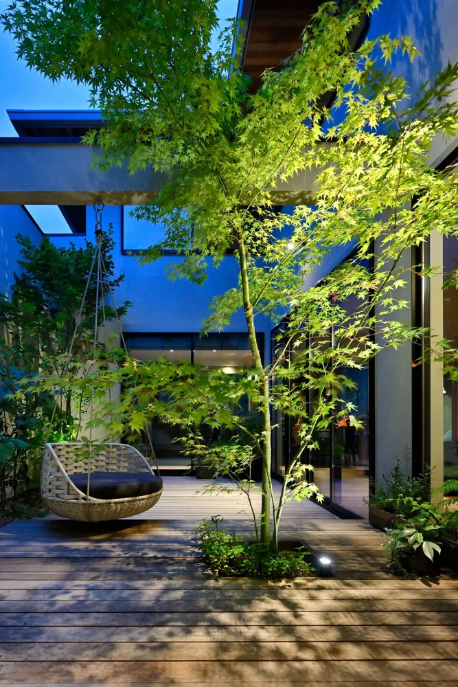 植栽が美しく灯った中庭