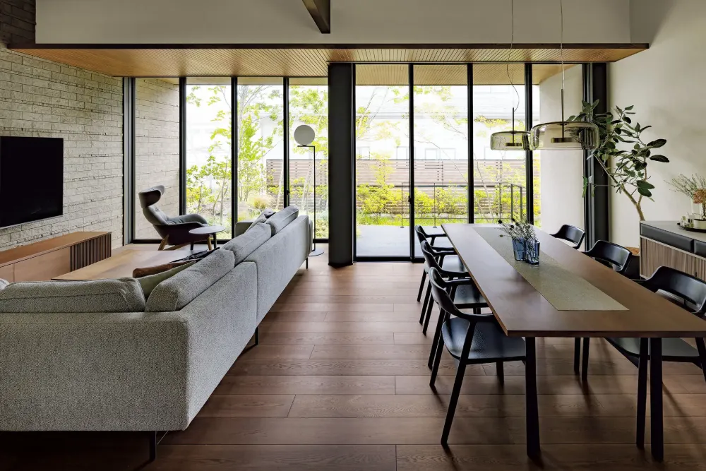 庭と一体のリビング・ダイニング