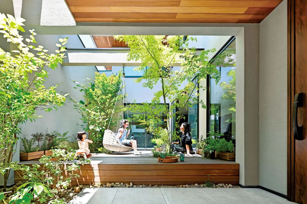 緑豊かな中庭のあるコートハウス