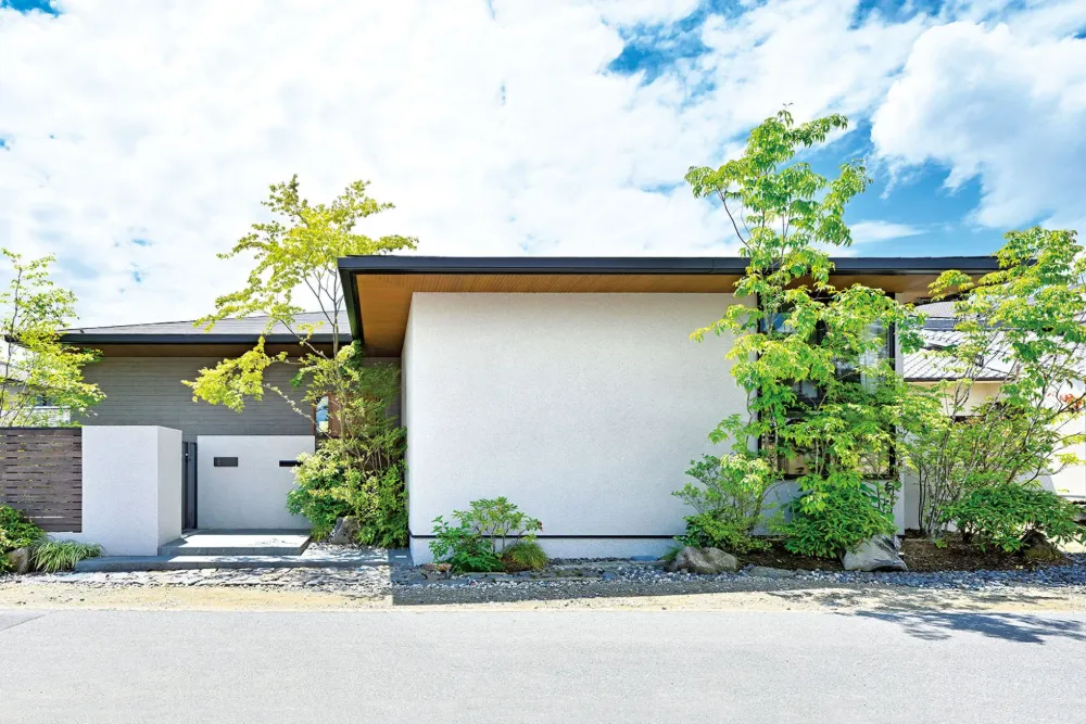 町並みに溶け込むモダンな平屋の外観