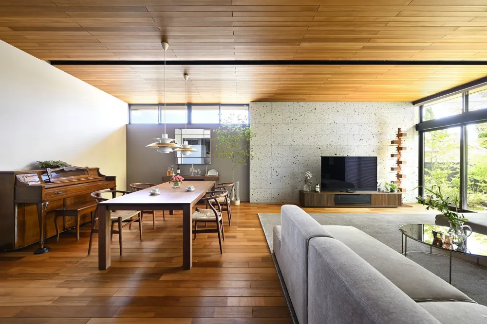 木や石、緑が心地よさと豊かさを生む平屋