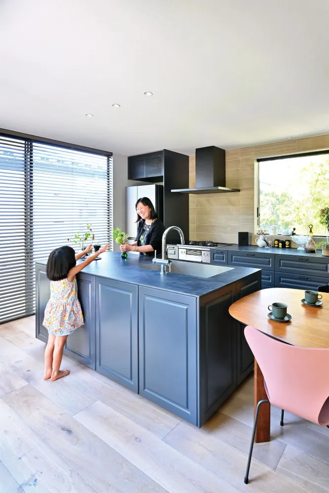 大きな窓を設けた明るいキッチン