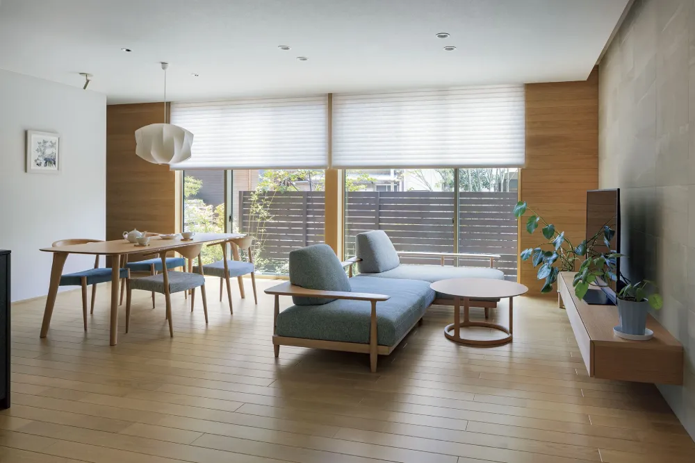 色味をそろえた落ち着いたリビング