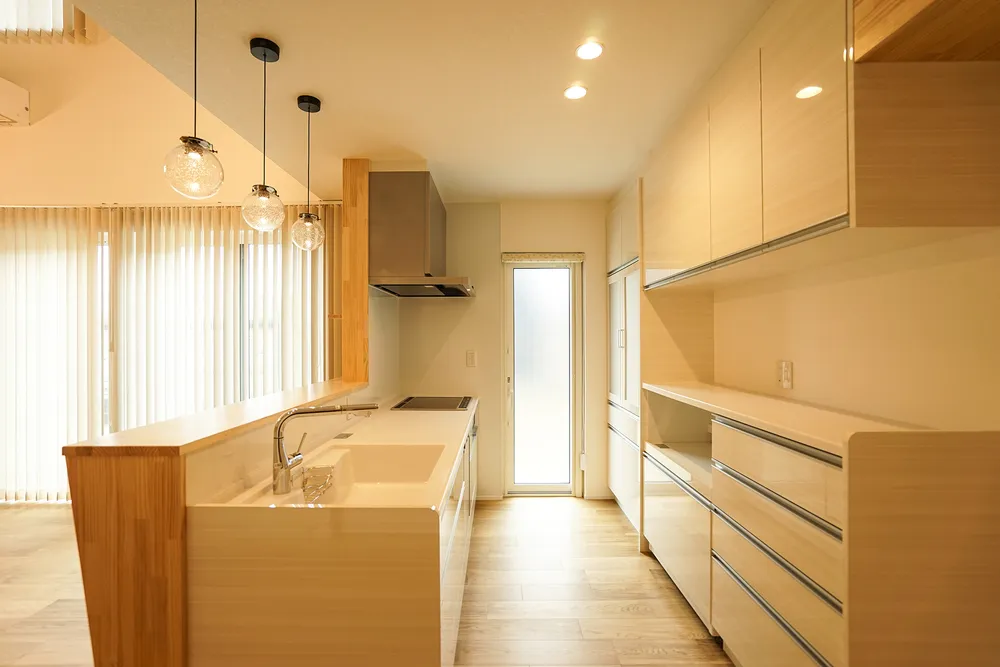 心地よいコントラストで未来を紡ぐ家