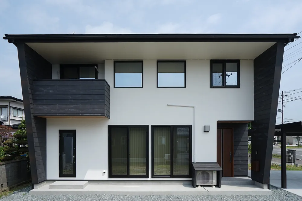 心地よいコントラストで未来を紡ぐ家