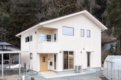 自然のそばで空間を遊ぶ家