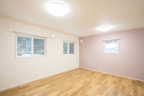 自然のそばで空間を遊ぶ家