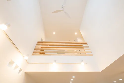 自然のそばで空間を遊ぶ家