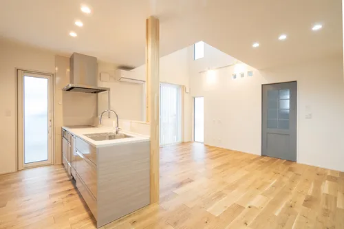 自然のそばで空間を遊ぶ家