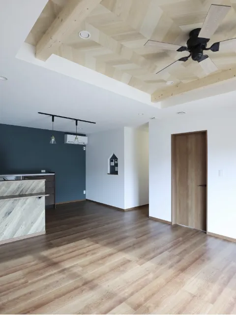 素材を楽しむ、ラフで心地よい木の家