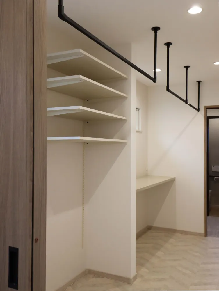 動線が心地よいモノトーンの住まい