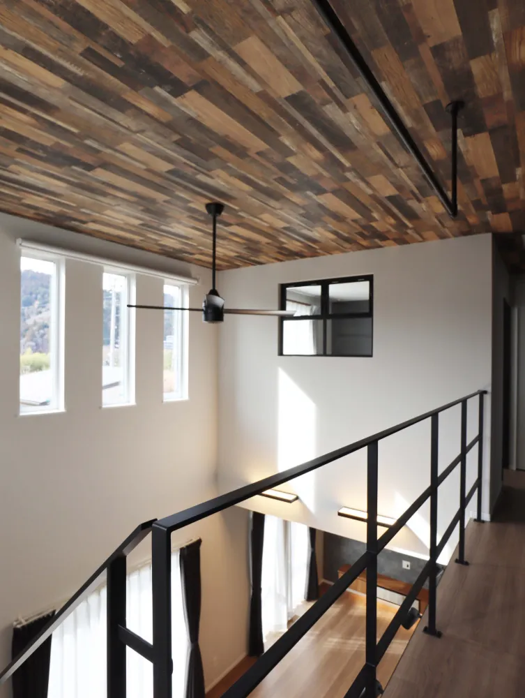 開放感抜群の吹き抜けとシーリングファン