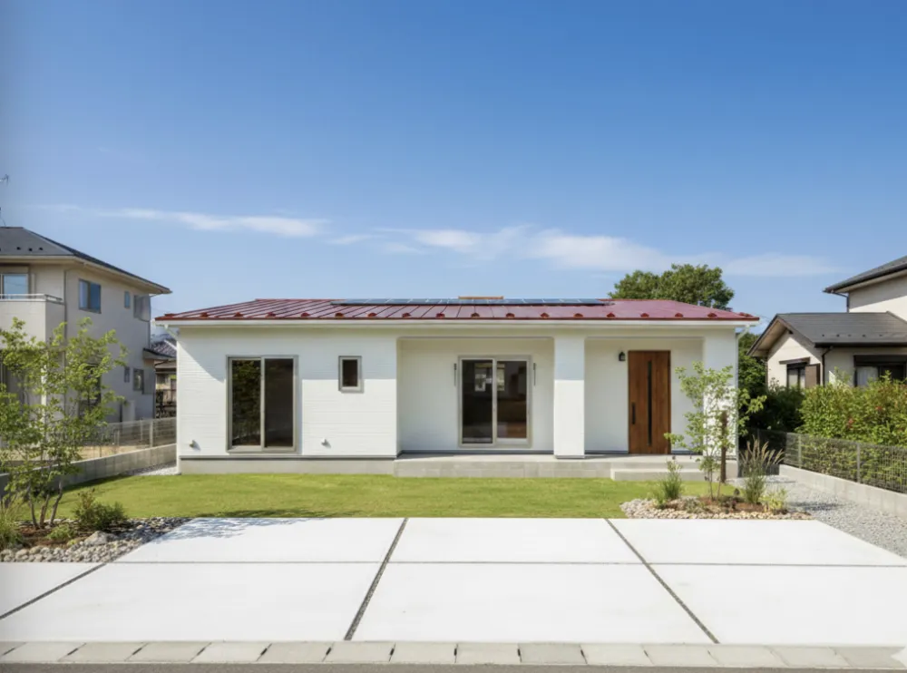 白い外観とカラフルな室内でたのしい平屋