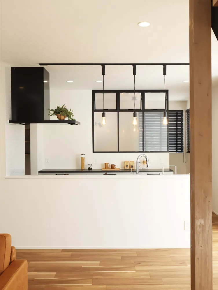 アメリカンカフェのようにくつろげる、吹き抜けリビングのある家