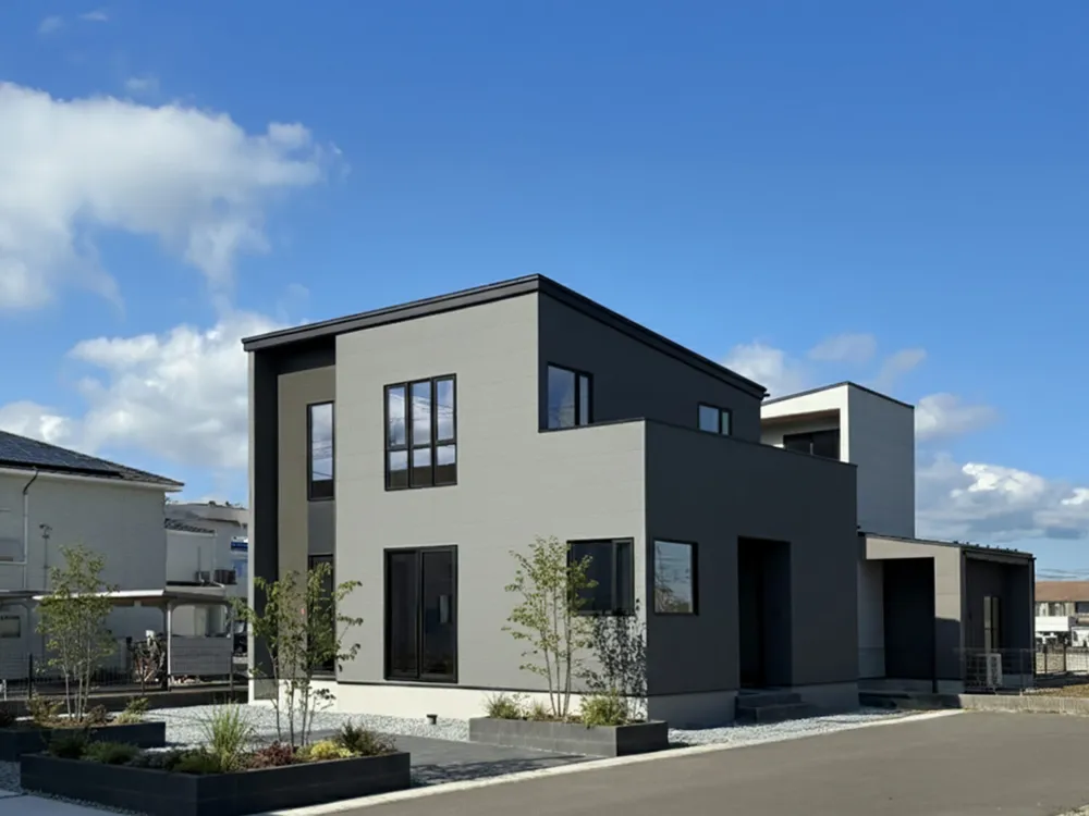 アメリカンカフェのようにくつろげる、吹き抜けリビングのある家