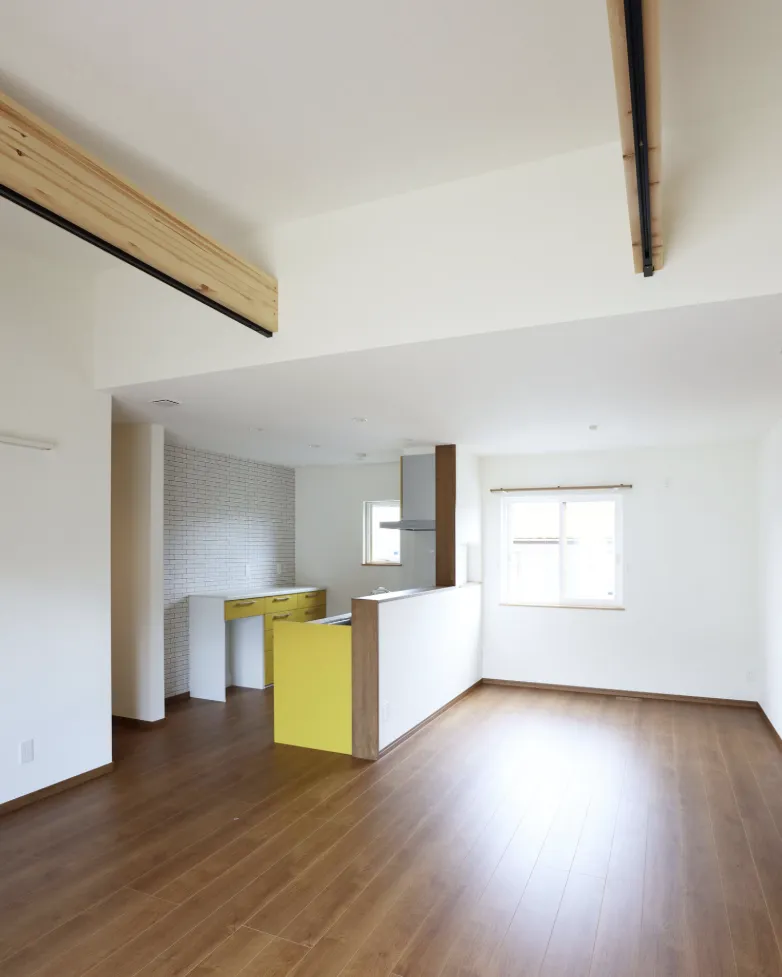 白い外観とカラフルな室内でたのしい平屋