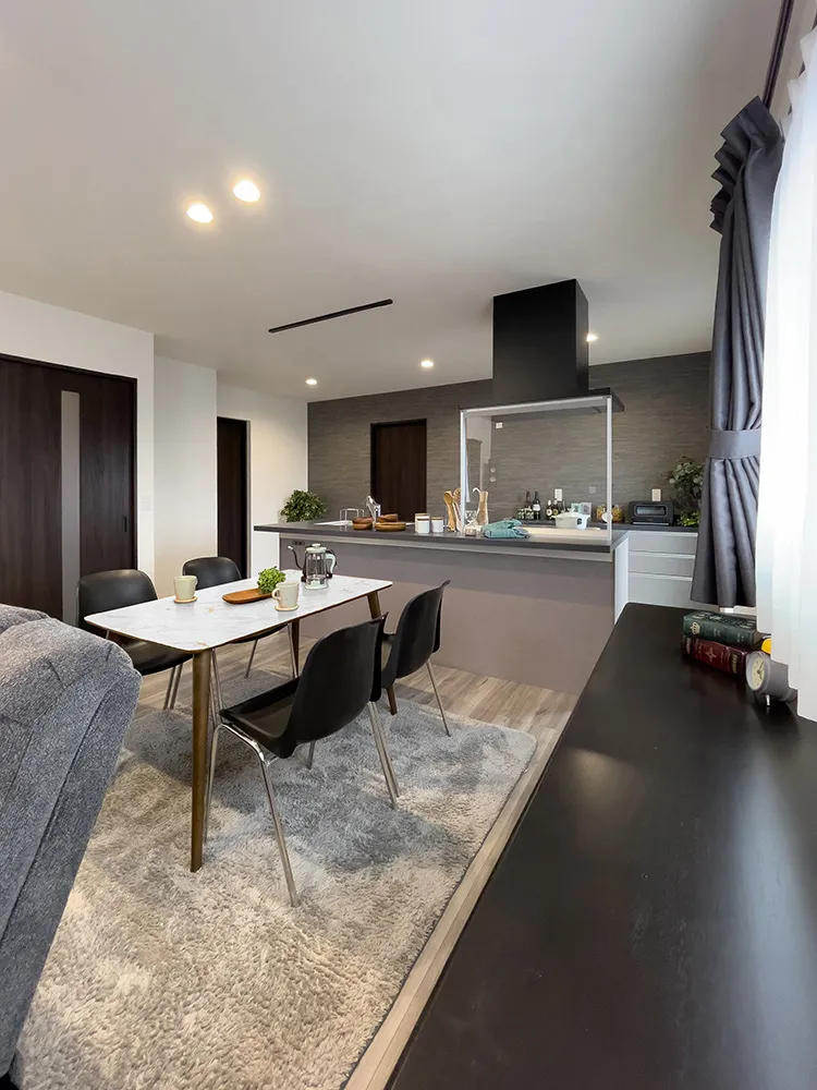 自然光と木が彩る、贅沢リビングの家