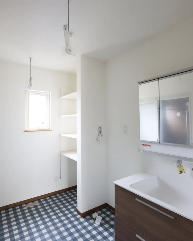 白い外観とカラフルな室内でたのしい平屋