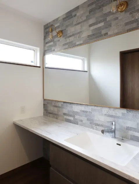 素材を楽しむ、ラフで心地よい木の家