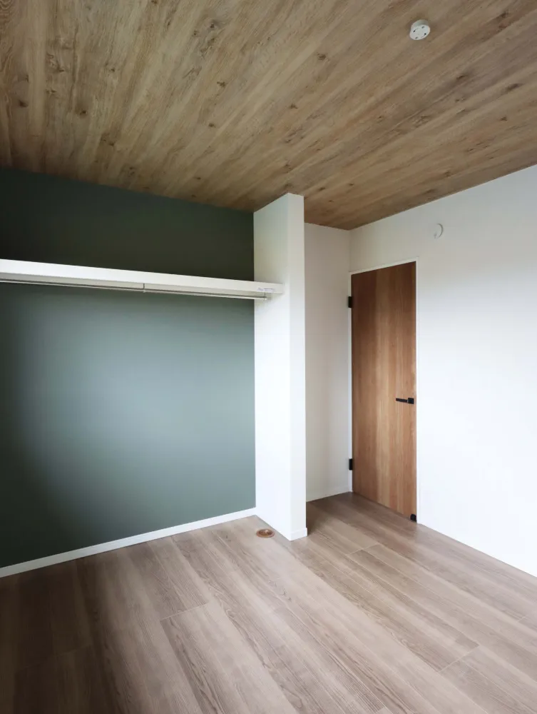 吹き抜けリビングと、造作洗面が出迎える家