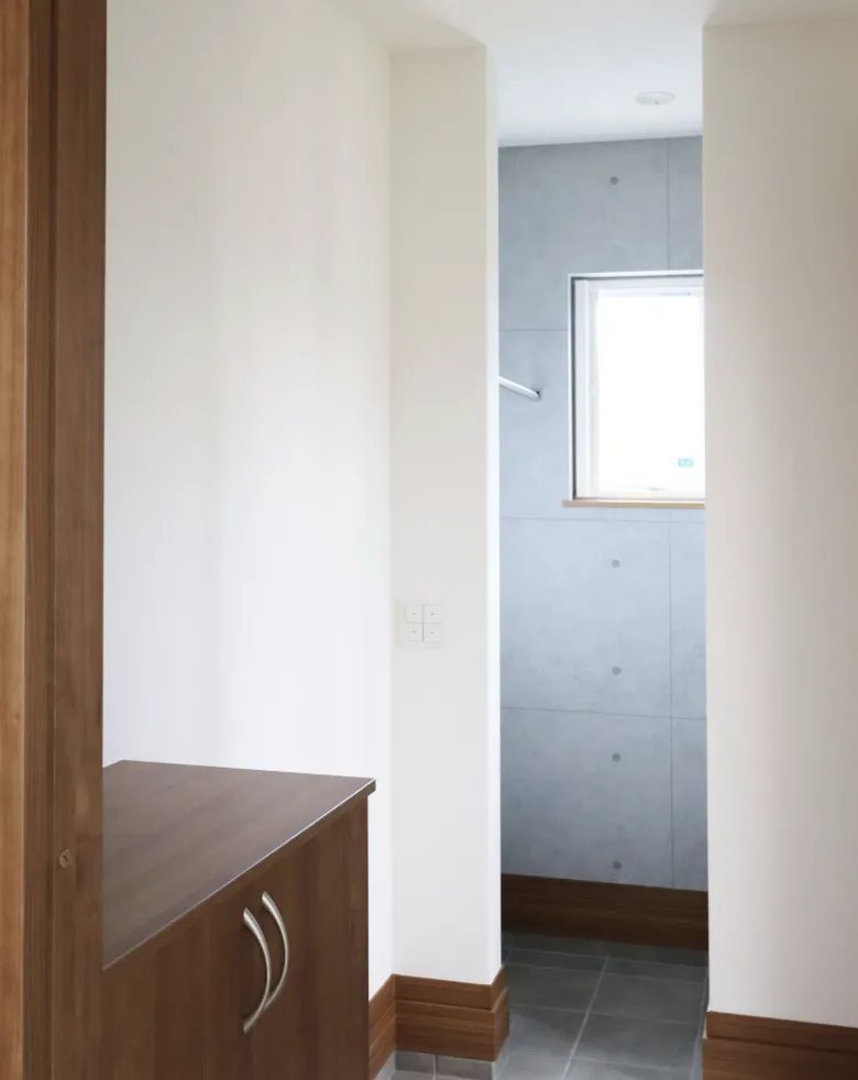 白い外観とカラフルな室内でたのしい平屋