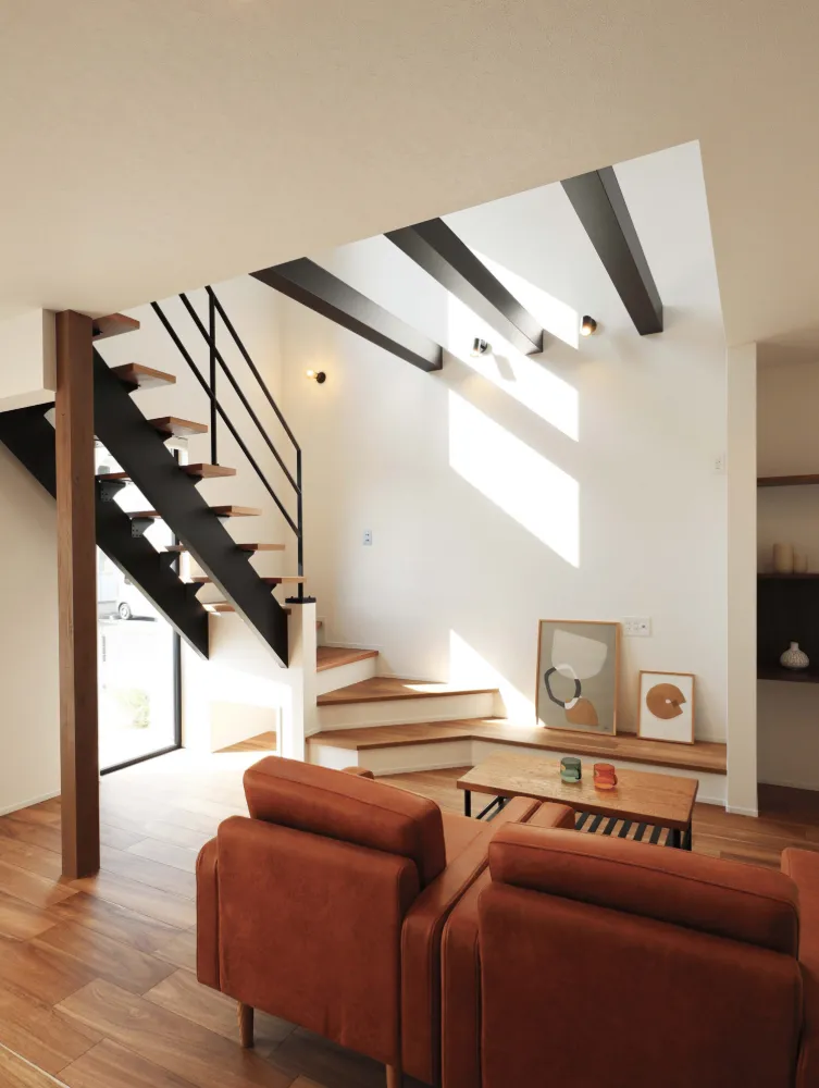 アメリカンカフェのようにくつろげる、吹き抜けリビングのある家