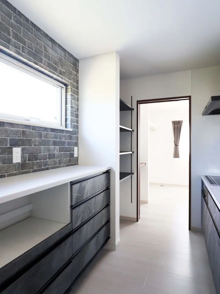 統一感のあるダークトーンの収納