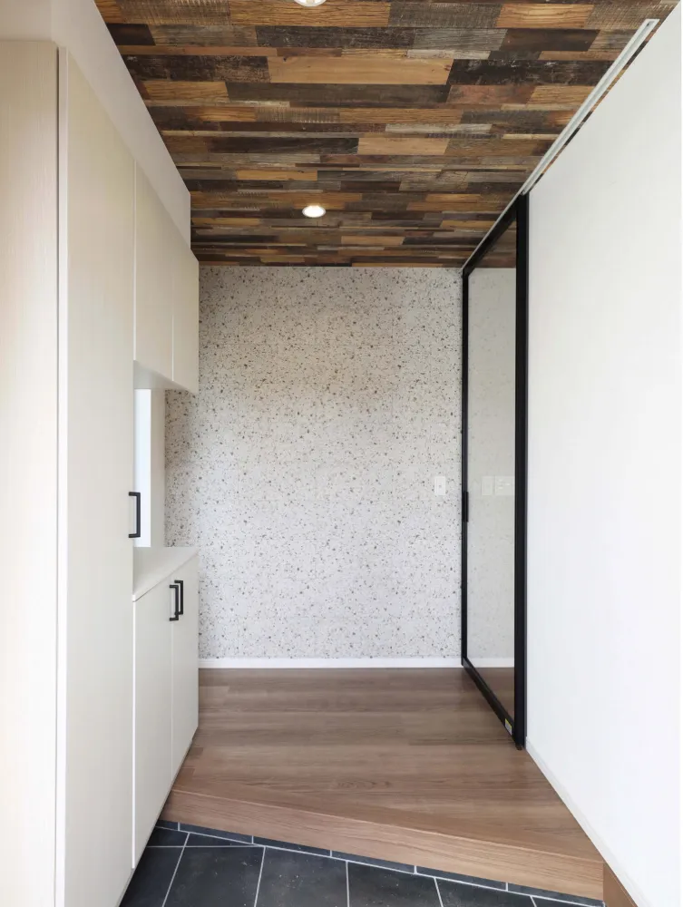 木の表情を楽しむ、吹き抜けリビングと階段下ヌックのある家