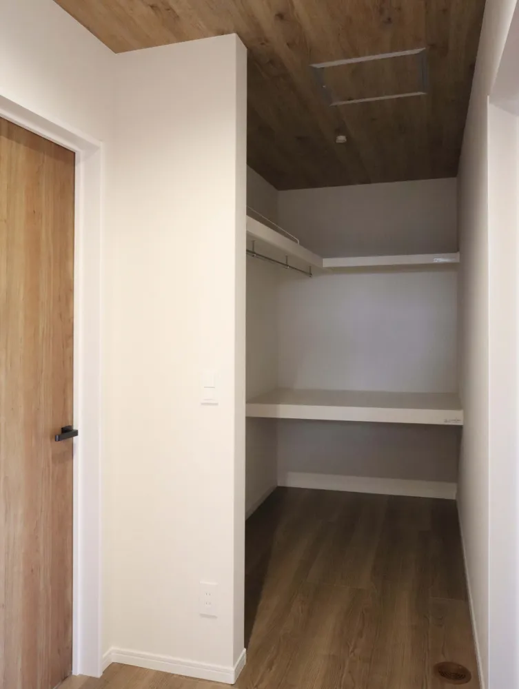 吹き抜けリビングと、造作洗面が出迎える家