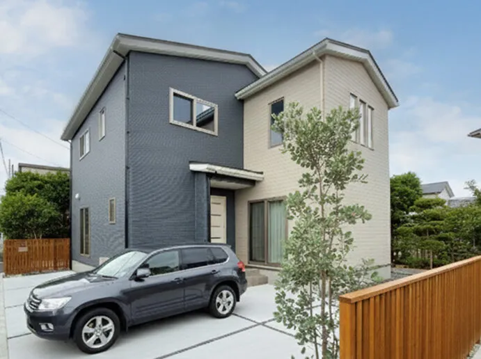 自然光と木が彩る、贅沢リビングの家