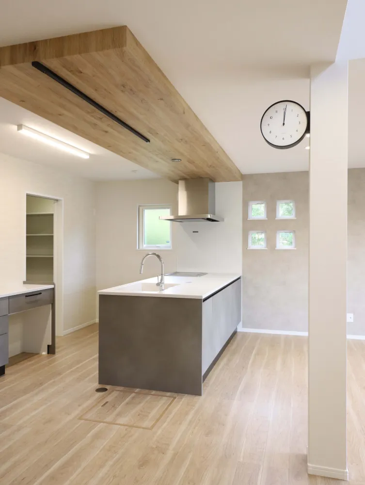 吹き抜けリビングと、造作洗面が出迎える家