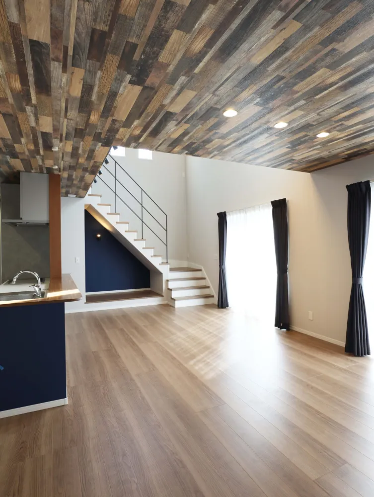 木の表情を楽しむ、吹き抜けリビングと階段下ヌックのある家