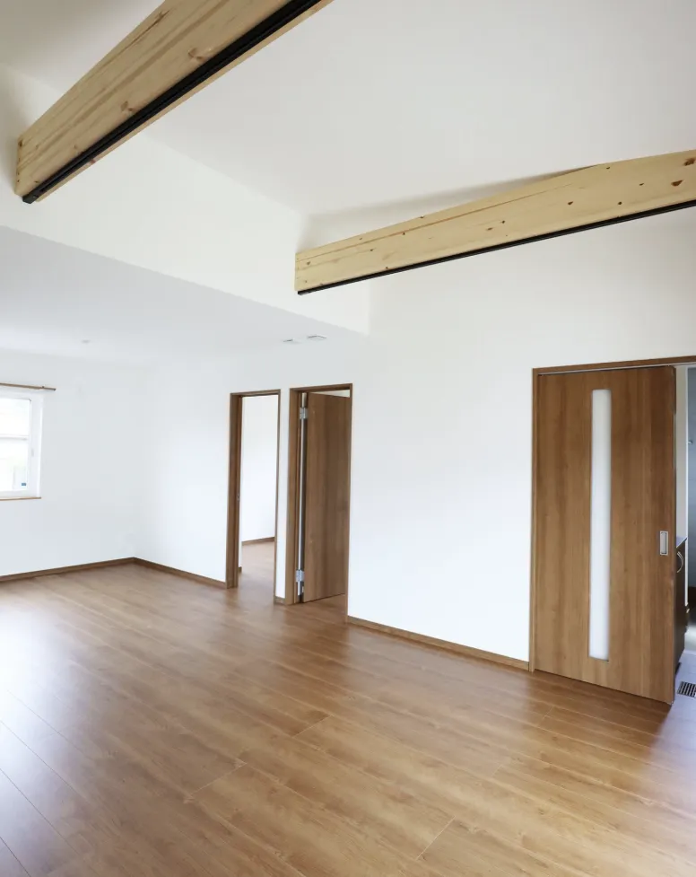 白い外観とカラフルな室内でたのしい平屋