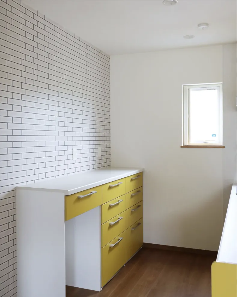 白い外観とカラフルな室内でたのしい平屋