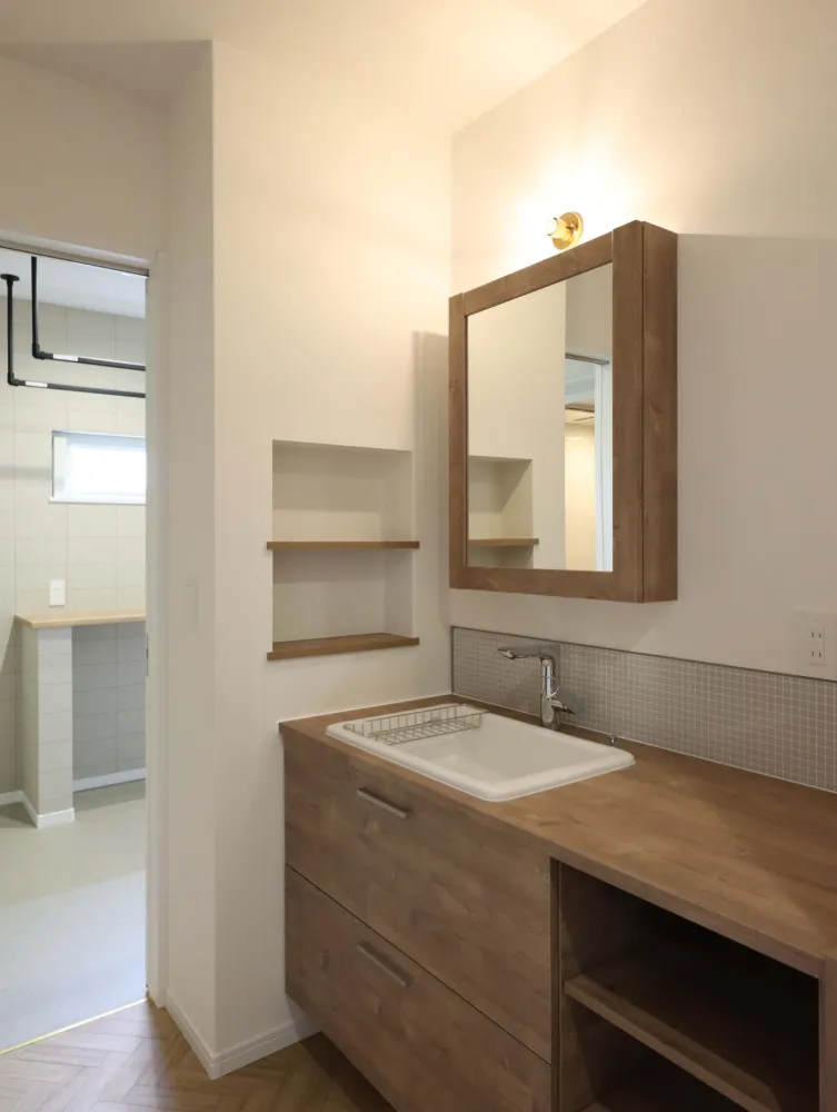 吹き抜けリビングと、造作洗面が出迎える家