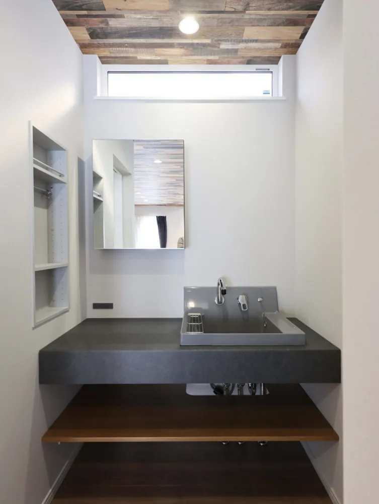 木の表情を楽しむ、吹き抜けリビングと階段下ヌックのある家