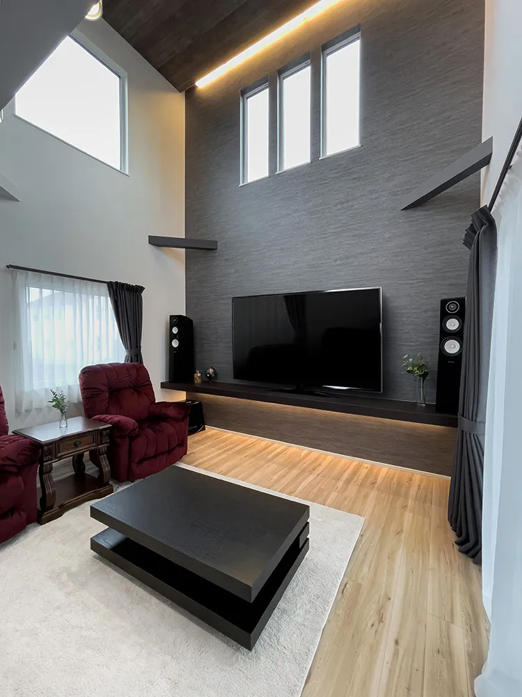 自然光と木が彩る、贅沢リビングの家