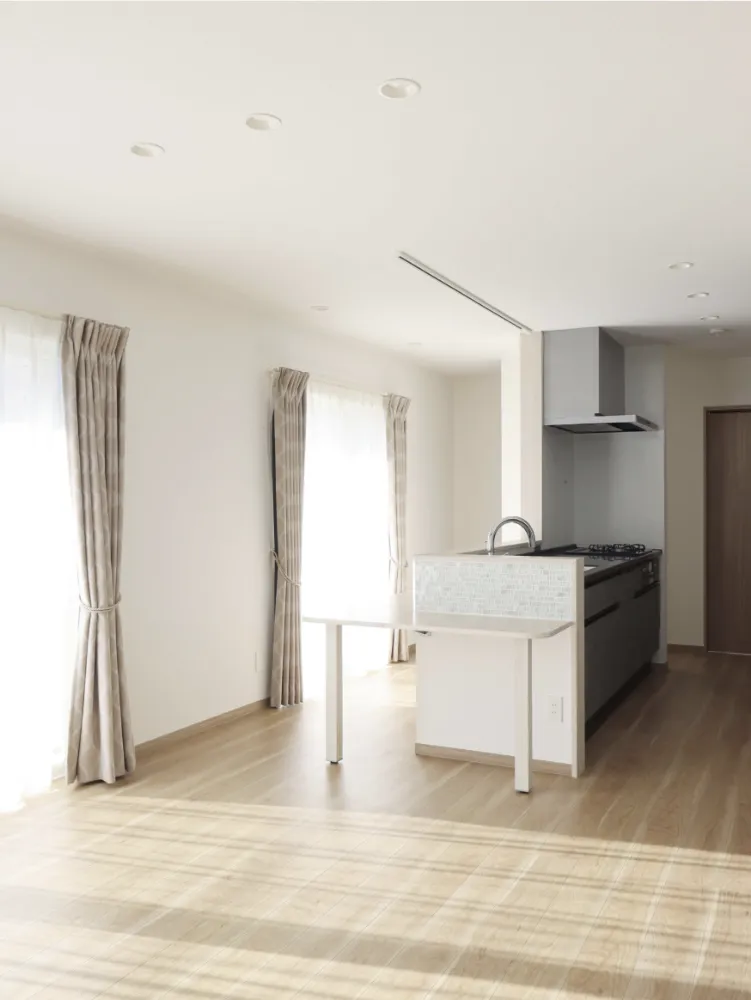 平屋みたいに暮らせる、見守りキッチンのある半平屋の家