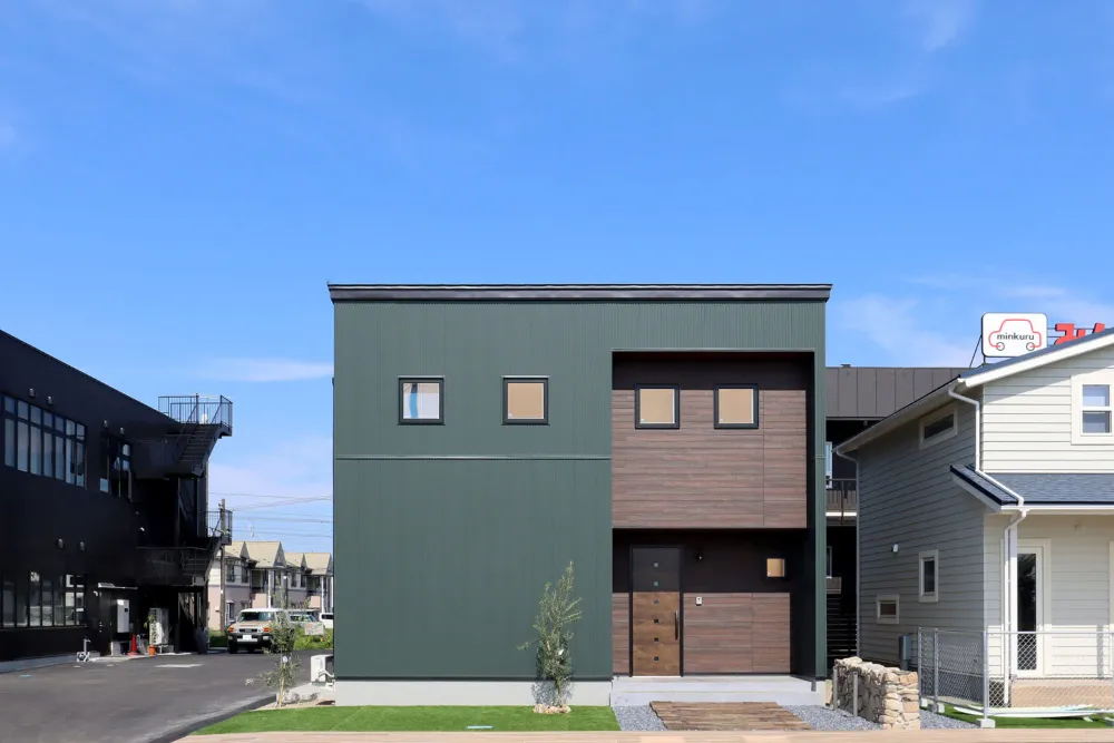 落ち着きとあたたかさが調和する、街に映える家