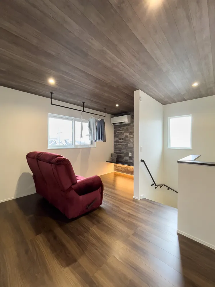 自然光と木が彩る、贅沢リビングの家