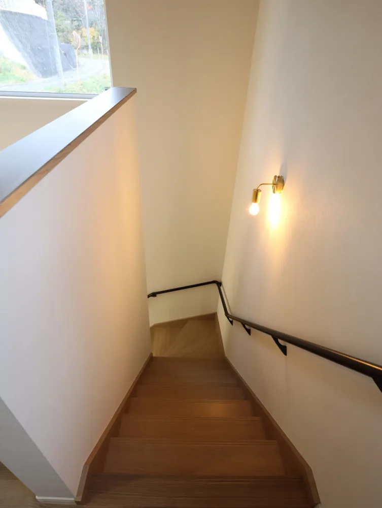 吹き抜けリビングと、造作洗面が出迎える家