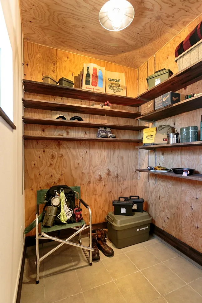 無骨で素朴、住む人の暮らしに合わせて育つ家