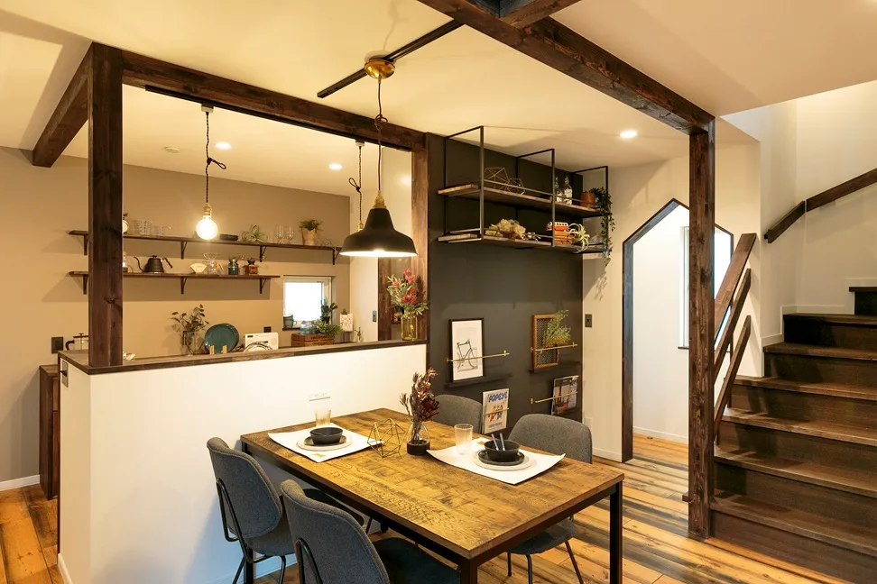 グレーの塗り壁が映える、暮らしを楽しむ工夫が詰まった住まい